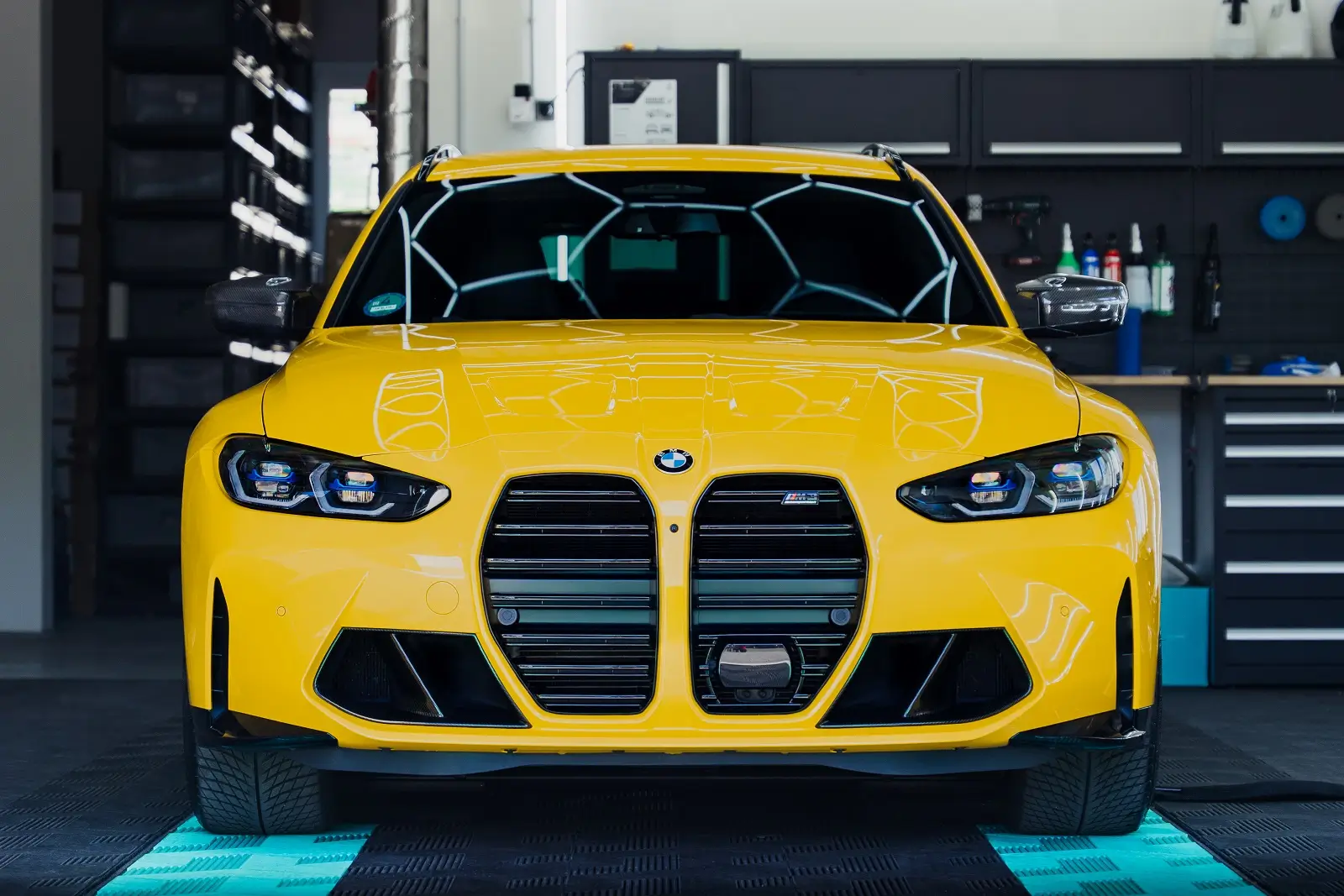 Professionelle Außenreinigung eines BMW im Studio von Fahrzeugpflege Faude