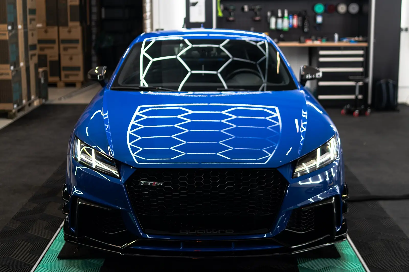 Audi TT RS in Blau nach Keramikversiegelung im Studio