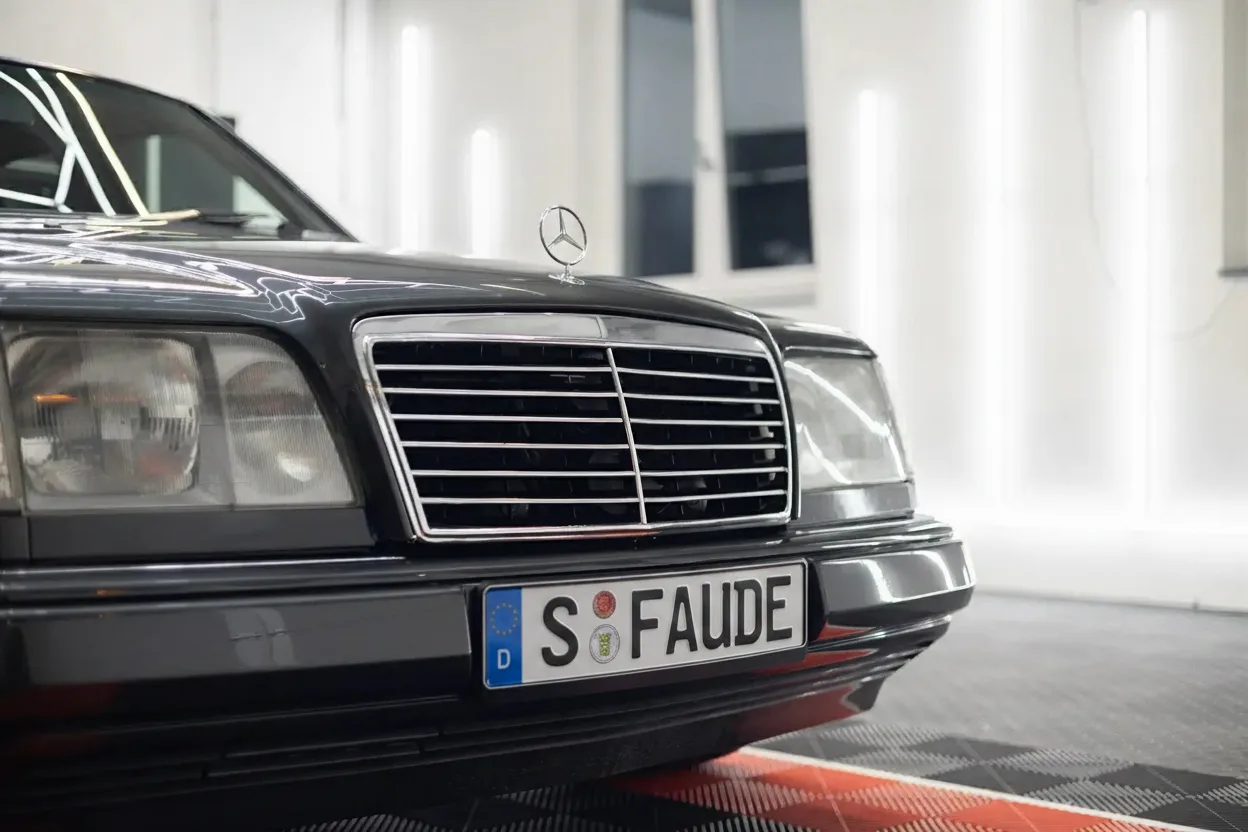 Mercedes Oldtimer Frontansicht nach der Aufbereitung