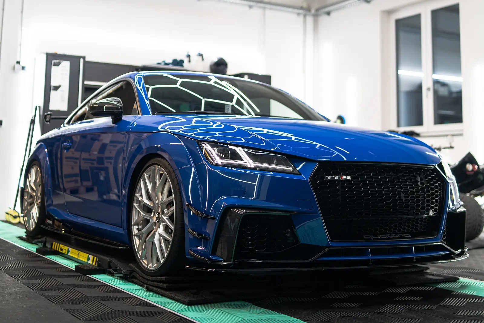 Audi TT RS Seitenansicht mit Felgenpflege